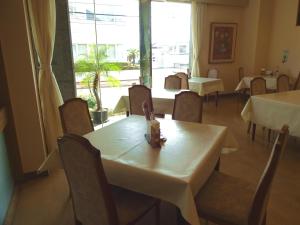 Un restaurant u otro lugar para comer en Shingu UI Hotel
