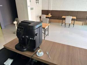Příslušenství pro přípravu čaje a kávy v ubytování Kata Beach Poshtel Phuket