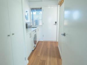 Η κουζίνα ή μικρή κουζίνα στο Gracie's Lane Villa 2