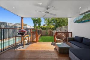 eine Terrasse mit einem Sofa und einem Deckenventilator in der Unterkunft 2 - 8 Pandanus, Beautiful townhouse walking distance to beach in Mudjimba