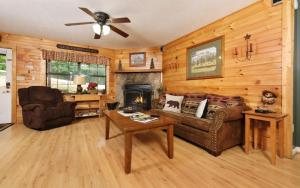 セバービルにあるTN Bear Denのソファと暖炉のあるリビングルーム