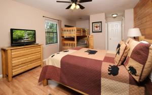 セバービルにあるTN Bear Denのベッドと薄型テレビのある寝室