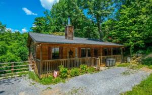 セバービルにあるTN Bear Denの塀付き森の小屋