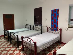Un pat sau paturi într-o cameră la Hostal Mil Mascaras 2