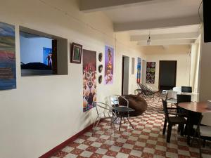 Un televizor și/sau centru de divertisment la Hostal Mil Mascaras 2