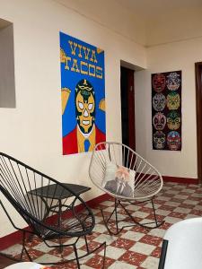 O zonă de relaxare la Hostal Mil Mascaras 2
