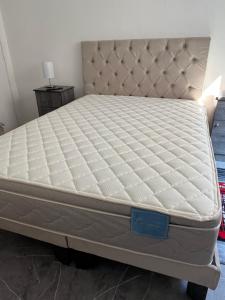 Postel nebo postele na pokoji v ubytování Céntrico departamento a pasos del mercado central
