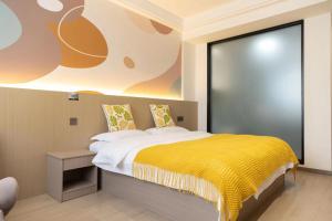 Uma cama ou camas num quarto em 乌镇闲情逸致精品民宿