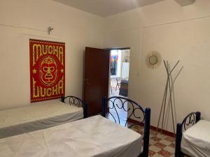 Кровать или кровати в номере Hostal mil Mascaras 7