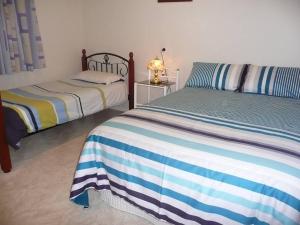 ein Schlafzimmer mit 2 Betten und einer Lampe auf einem Tisch in der Unterkunft Jetty Views in Wauraltee