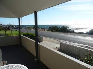 Blick auf eine Autobahn vom Balkon eines Gebäudes in der Unterkunft Jetty Views in Wauraltee + 1 Foto