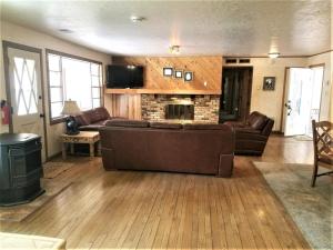Χώρος καθιστικού στο Rivers Edge Cabin