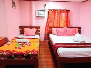 Postel nebo postele na pokoji v ubytování JayDin Travellers Inn