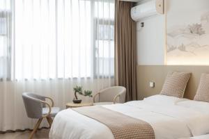 Uma cama ou camas num quarto em 乌镇闲情逸致精品民宿