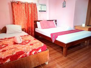 Postel nebo postele na pokoji v ubytování JayDin Travellers Inn