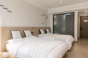 Uma cama ou camas num quarto em 乌镇闲情逸致精品民宿