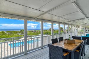 Μπαλκόνι ή βεράντα στο Barefoot Hideaway Family Beachfront Retreat
