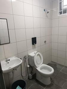 Ένα μπάνιο στο Faeyz Homestay Seri Serindit