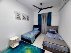 Ένα ή περισσότερα κρεβάτια σε δωμάτιο στο Faeyz Homestay Seri Serindit +6 φωτογραφίες