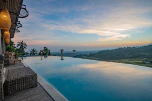 Bazén v ubytovaní Maha Hills Resort by Mahaprana Experience alebo v jeho blízkosti