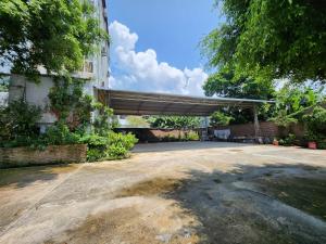 高平Hòa An Hotel- motorbike rental的大楼前有天篷的停车场