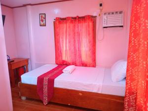 Postel nebo postele na pokoji v ubytování JayDin Travellers Inn