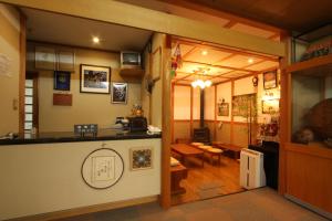 野沢温泉村にある山三荘のカウンターと部屋があるレストランの入り口
