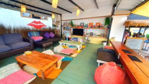 TV a/nebo společenská místnost v ubytování Kohchang 7 seaview bungalow