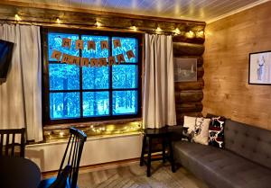 普哈圣山Arctic Lodges Lapland Ski In Family Studio, Wi-Fi, National Park - Lapland Villas的客厅设有窗户和沙发
