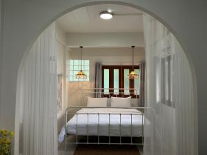 เตียงในห้องที่ Baan Old Town Boutique Stay, Phuket Town