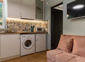A cozinha ou kitchenette de Guesthouse of Manoni Ratiani