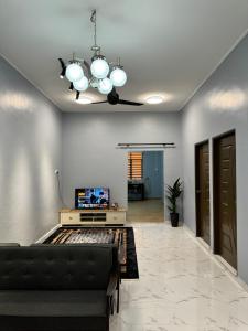 TV a/nebo společenská místnost v ubytování Homestay De Acacia Rumah Melati