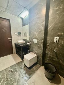 une salle de bain avec un lavabo et des toilettes dans l'établissement Rumuk Boutique Resort - Offbeat escape, à Dhanaulti 12 autres photos