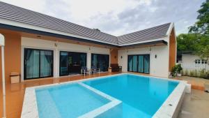 una piscina davanti a una casa di Love Mountain Pool Villa ประจันตคาม ปราจีนบุรี a Ban Ko Ta Moi