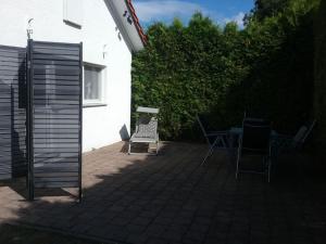a patio with a table and chairs next to a building at Ferienwohnung OT Meersburg in Grasbeuren