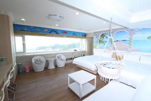 A seating area at Sea Keelung 61