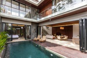 ein Hallenbad in einem Haus mit einem Schlafzimmer in der Unterkunft BRAND NEW Modern Gem Luxury 3bd Villa in Umalas in Kerobokan