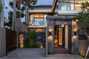 ein Haus mit einem Gehweg, der zur Eingangstür führt in der Unterkunft BRAND NEW Modern Gem Luxury 3bd Villa in Umalas in Kerobokan