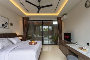 ein Schlafzimmer mit einem Bett, auf dem ein Teddybär liegt in der Unterkunft BRAND NEW Modern Gem Luxury 3bd Villa in Umalas in Kerobokan + 22 Fotos