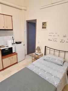 una camera con letto e una piccola cucina di Diana's Cozy 12 Studio a Ioannina