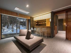 白馬村にあるSki Inn Hakuba, Iwatakeのリビングルーム(バーの前にソファ付) +33枚の写真