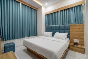 Postel nebo postele na pokoji v ubytování Hotel Apple View,Ahmedabad + 17 fotografií