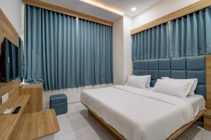 TV a/nebo společenská místnost v ubytování Hotel Apple View,Ahmedabad