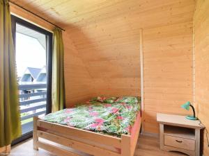 Posto letto in camera in legno con finestra. di Morska Melodia a Sarbinowo