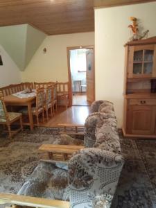 una sala de estar con un sofá y una mesa en Penzión Dúha, en Dedinky