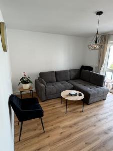 Posezení v ubytování Modern eingerichtete 2 ZimmerWhg + 1 fotografie