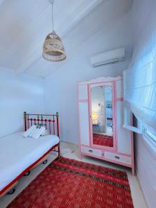 Postel nebo postele na pokoji v ubytování Rose Boho House, Kea, Ioulis