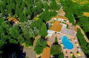 eine Luftaufnahme eines großen Hauses mit Pool in der Unterkunft Mobilhome 5 place proche mer in Angles