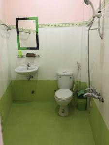 a bathroom with a toilet and a sink at Ánh Trăng Homestay in Ấp Thiện Phước