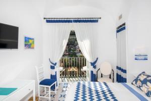 Televízia a/alebo spoločenská miestnosť v ubytovaní Hotel Punta Regina
